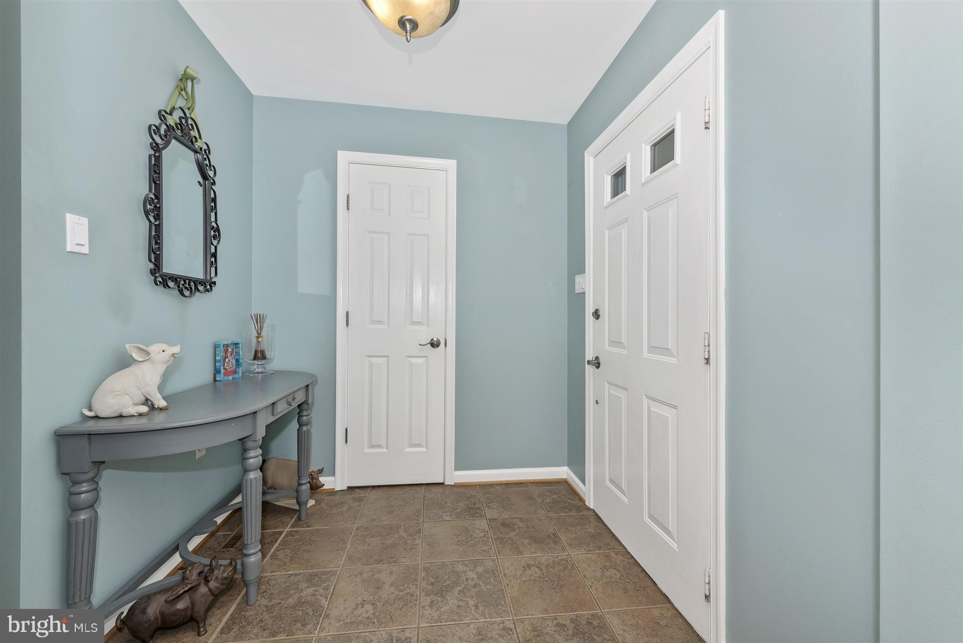 6589 Hemlock Point Road New Market, MD 21774 - Photo 4 of 30 Foyer area