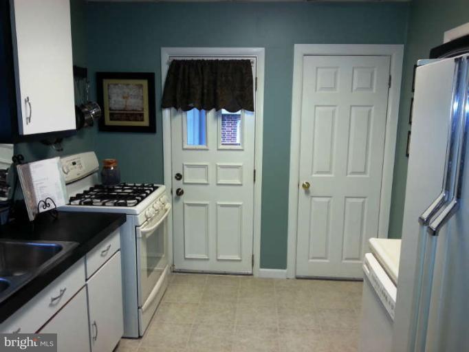 413 Westgate Road Baltimore, MD 21229 - Photo 13 of 30 Kitchen