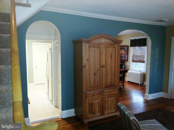 413 Westgate Road Baltimore, MD 21229 - Photo 3 of 30 Living Room