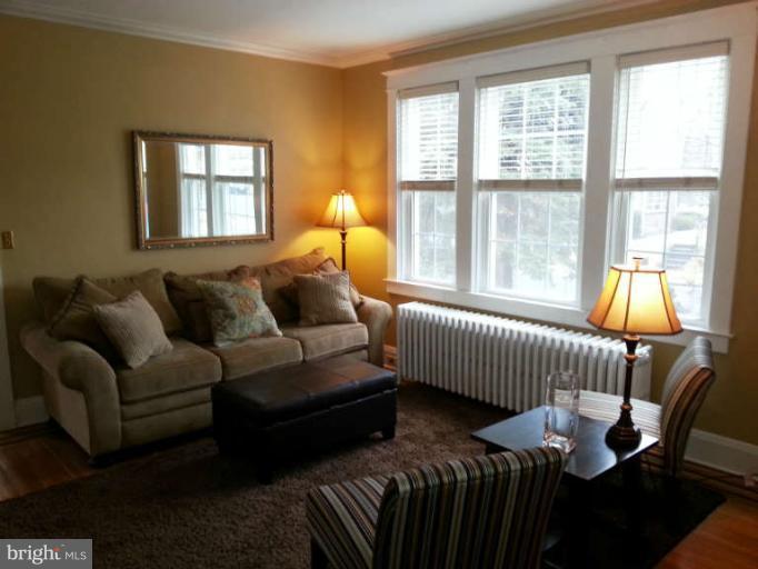 413 Westgate Road Baltimore, MD 21229 - Photo 5 of 30 Living Room