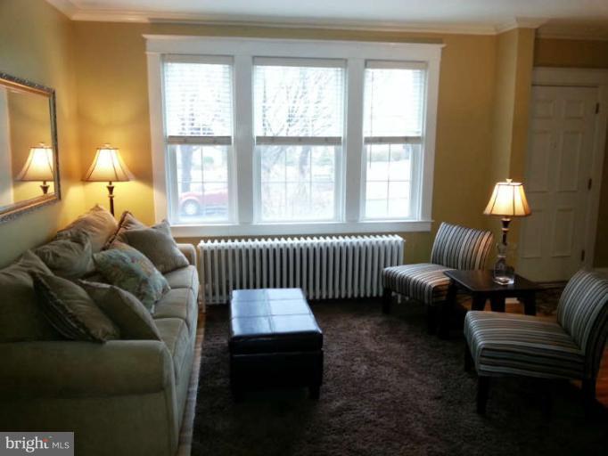 413 Westgate Road Baltimore, MD 21229 - Photo 6 of 30 Living Room