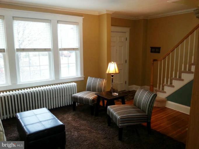 413 Westgate Road Baltimore, MD 21229 - Photo 7 of 30 Living Room