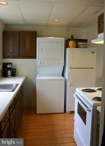 23 Ridge Road, Unit B Greenbelt, MD 20770 - Photo 10 of 30 Kitchen (view from front door)