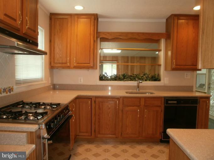 2007 Shenandoah Road Alexandria, VA 22308 - Photo 9 of 30 Kitchen with corian counters