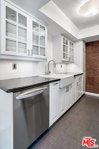 $575,000 | 15002 West Magnolia Boulevard, Unit 4, Sherman Oaks, CA 91403