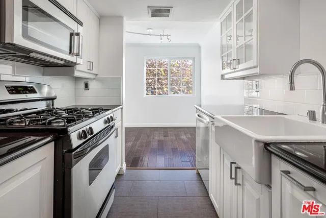 $575,000 | 15002 West Magnolia Boulevard, Unit 4, Sherman Oaks, CA 91403