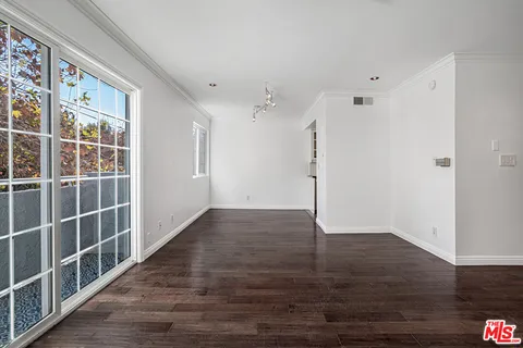 $575,000 | 15002 West Magnolia Boulevard, Unit 4, Sherman Oaks, CA 91403