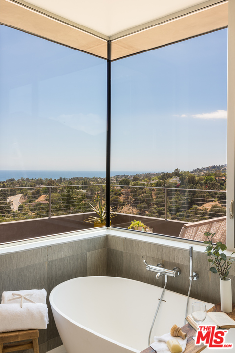 1265 Rimmer Avenue Pacific Palisades, CA 90272 - Photo 16 of 32