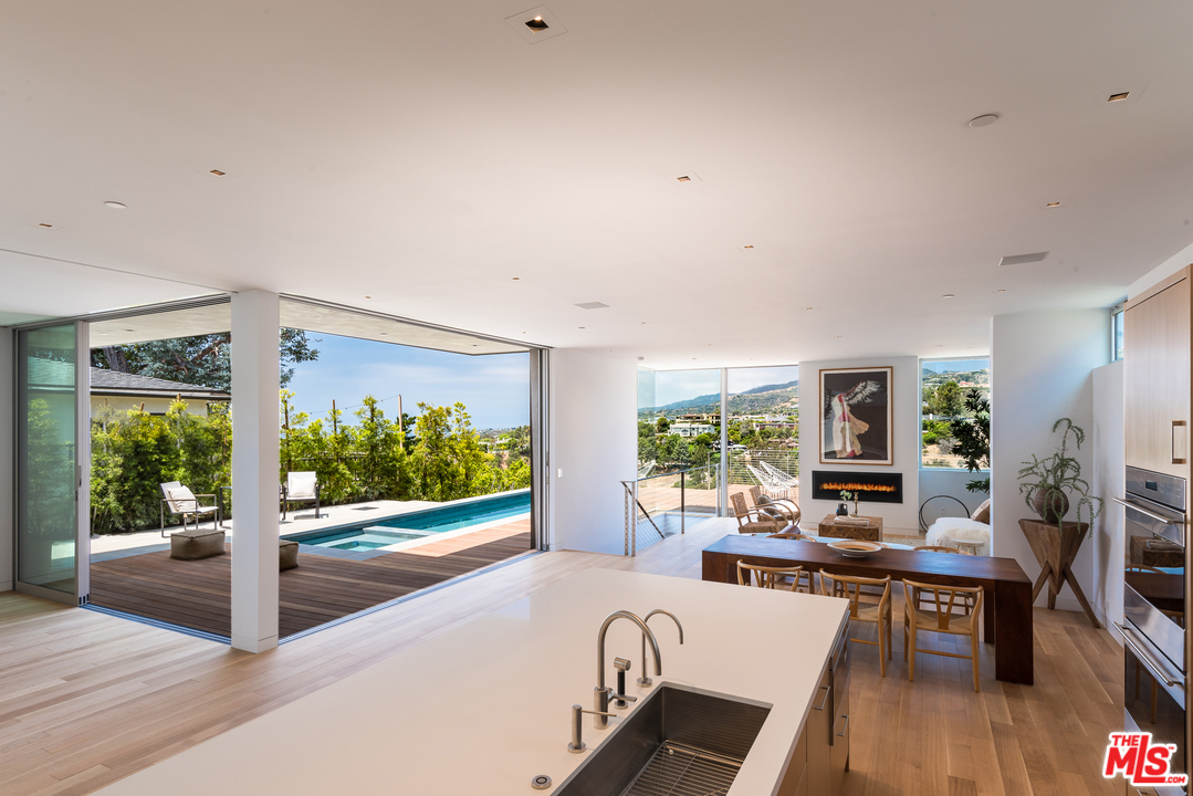 1265 Rimmer Avenue Pacific Palisades, CA 90272 - Photo 5 of 32