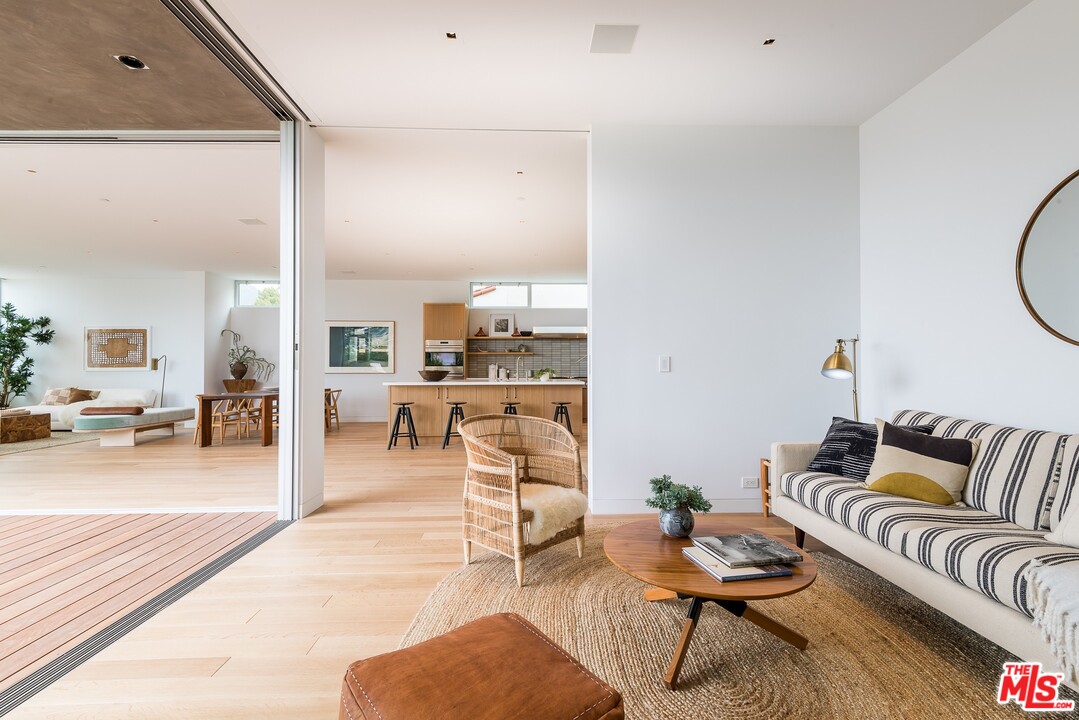 1265 Rimmer Avenue Pacific Palisades, CA 90272 - Photo 8 of 32
