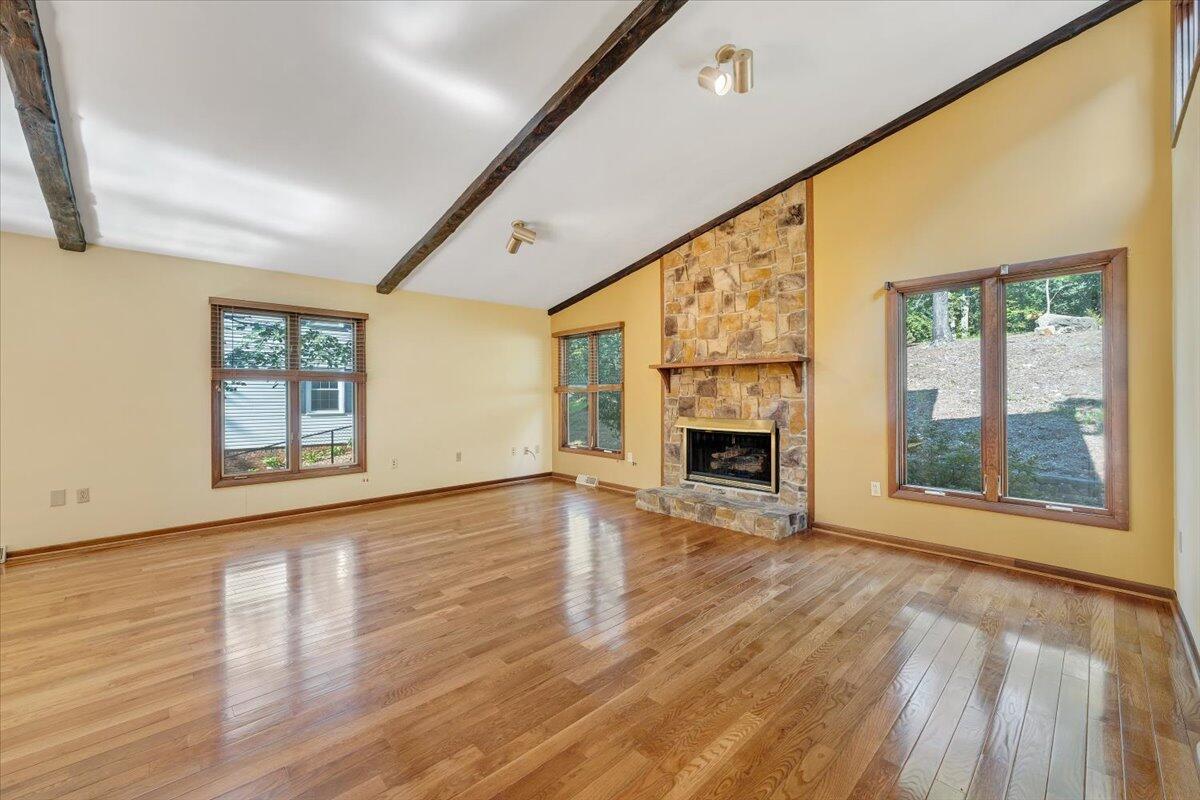 2633 Summit Ridge Road Northeast Roanoke, VA 24012 - Photo 4 of 38 04-MIB07676