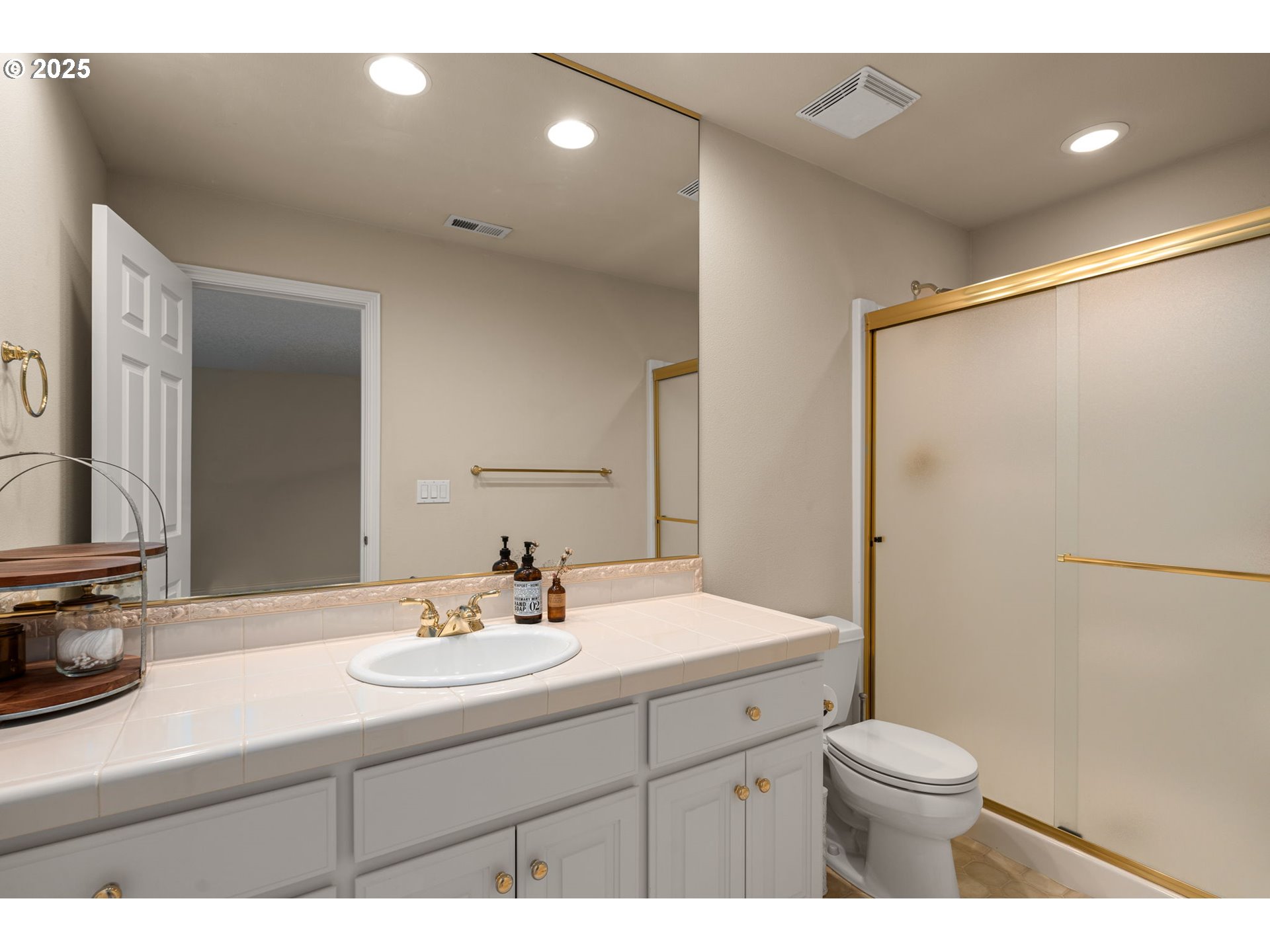 14405 Northwest Valley View Lane Portland, OR 97231 - Photo 20 of 48 Bathroom