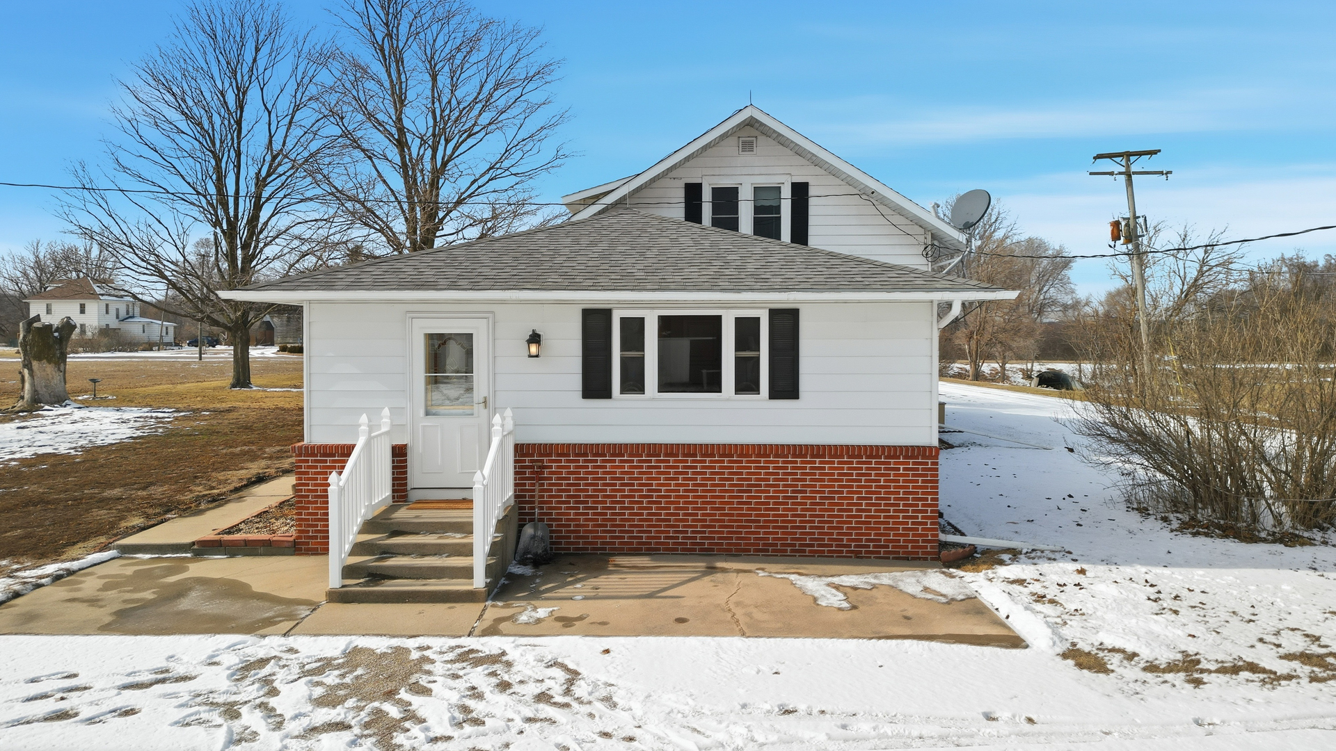 18521 Anderson Road Prophetstown, IL 61277 - Photo 7 of 39 a front view of a house with a yard