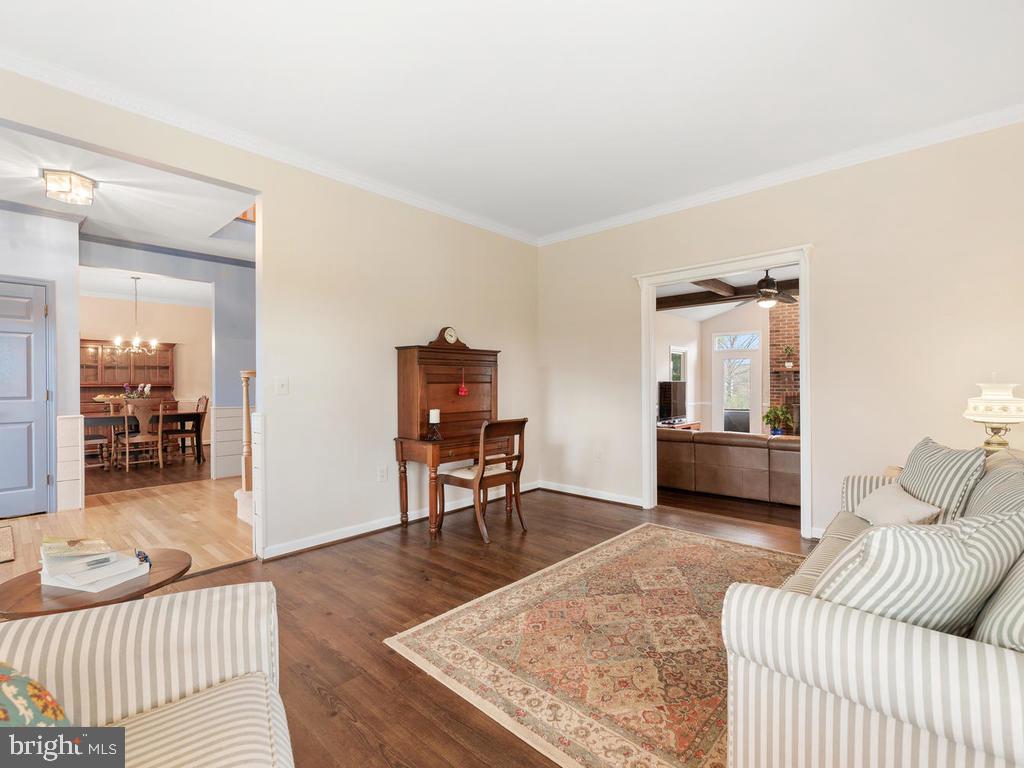 9113 Huntmaster Road Laytonsville, MD 20882 - Photo 17 of 66 Living Room
