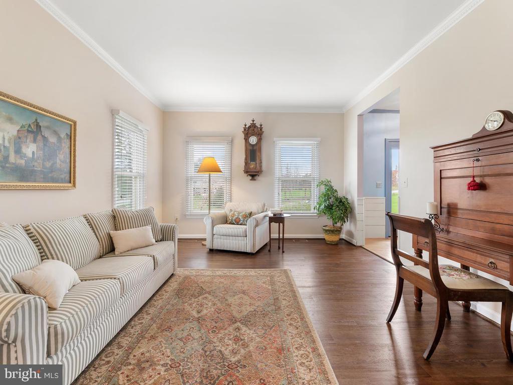9113 Huntmaster Road Laytonsville, MD 20882 - Photo 18 of 66 Living Room