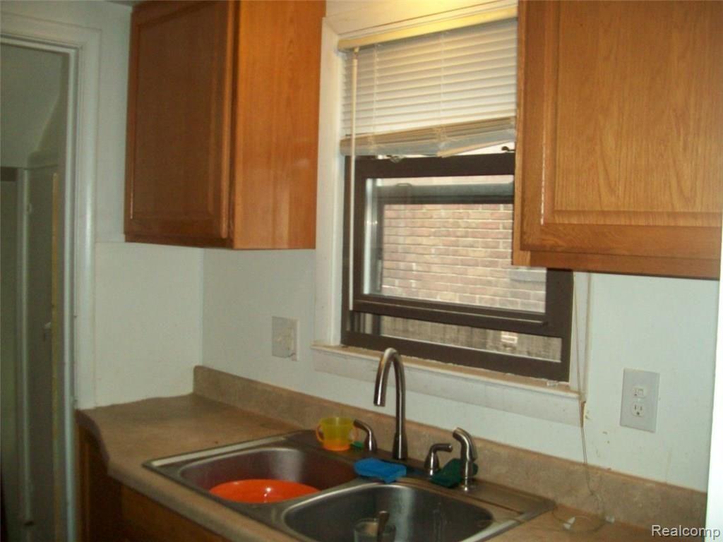 309 Elizabeth Lake Road Pontiac, MI 48341 - Photo 14 of 20 KITCHEN 3.JPG