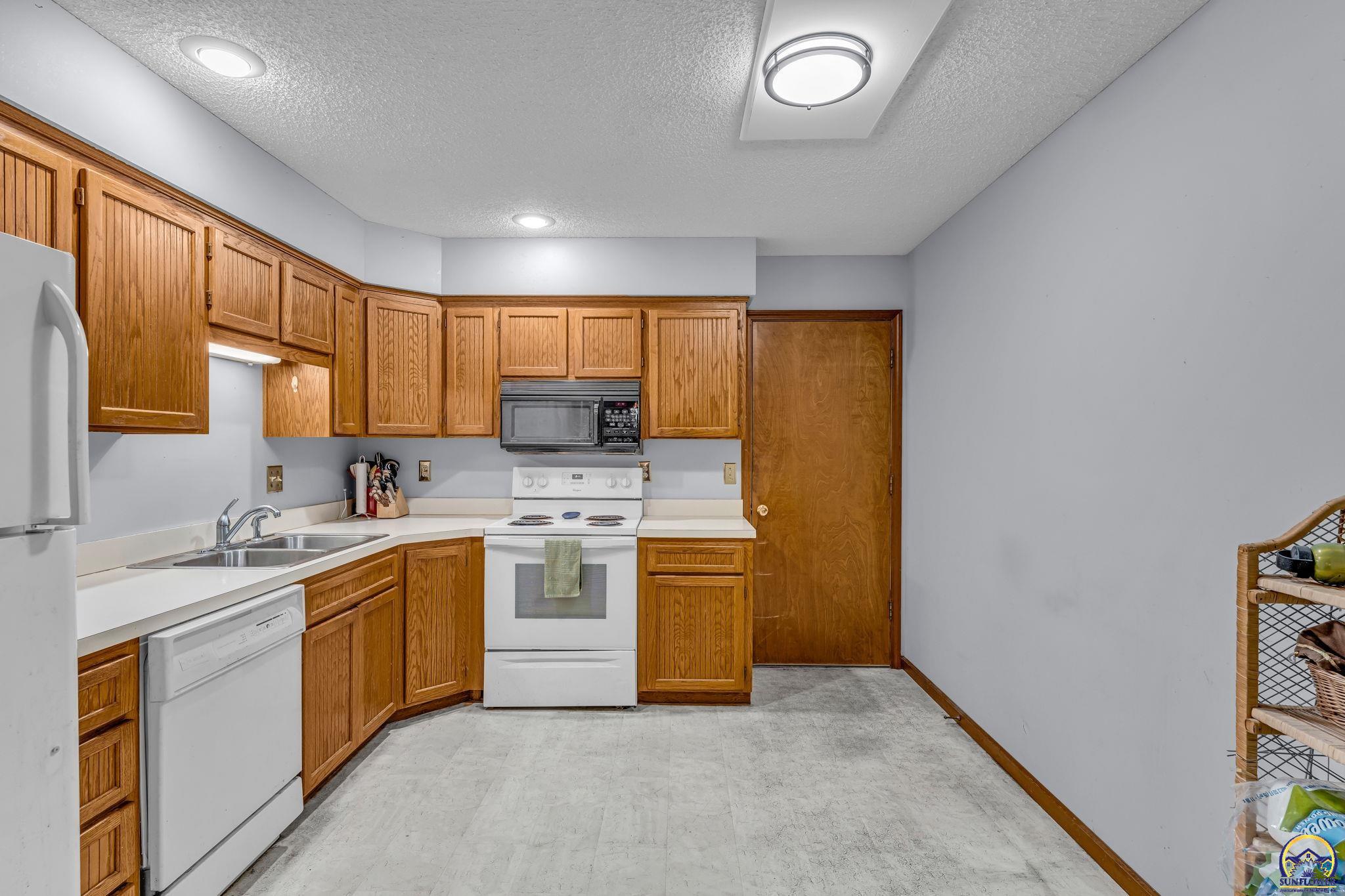 5657 Southwest Hawick Lane Topeka, KS 66614 - Photo 15 of 34