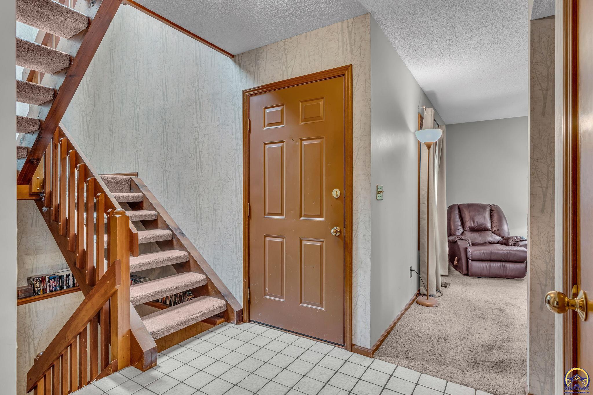 5657 Southwest Hawick Lane Topeka, KS 66614 - Photo 9 of 34