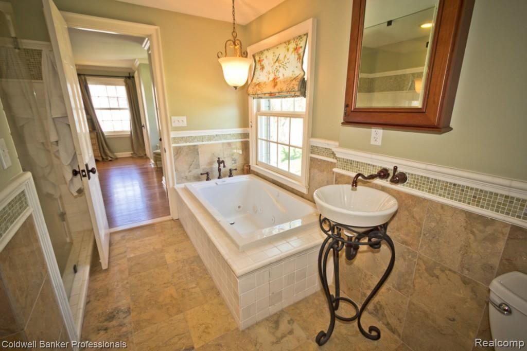657 Half Moon Road Bloomfield Hills, MI 48301 - Photo 20 of 42 IMG_7270.jpg