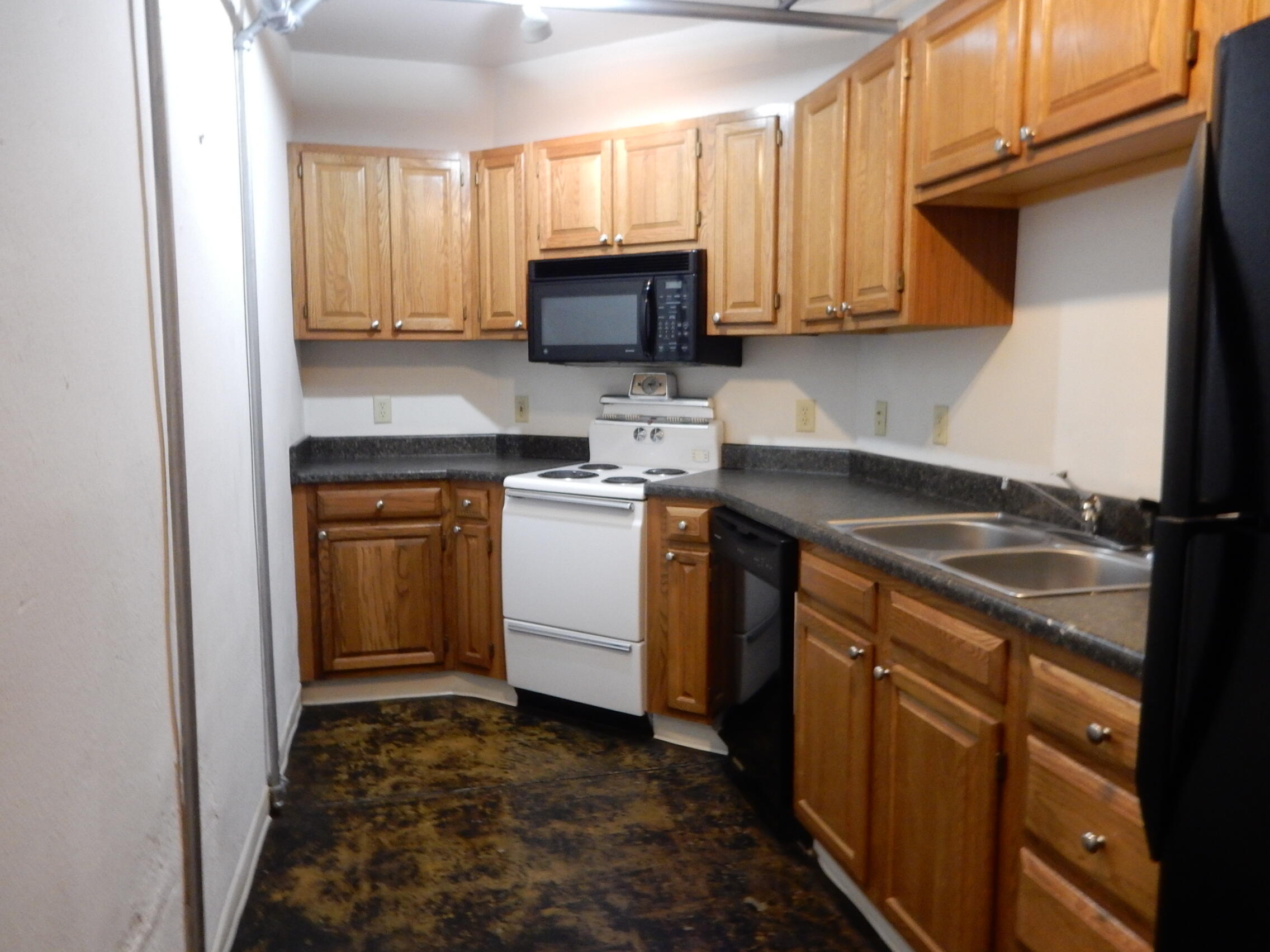 441 Highland Avenue Southwest, Unit C Roanoke, VA 24016 - Photo 13 of 14 a kitchen with a sink stove and microwave