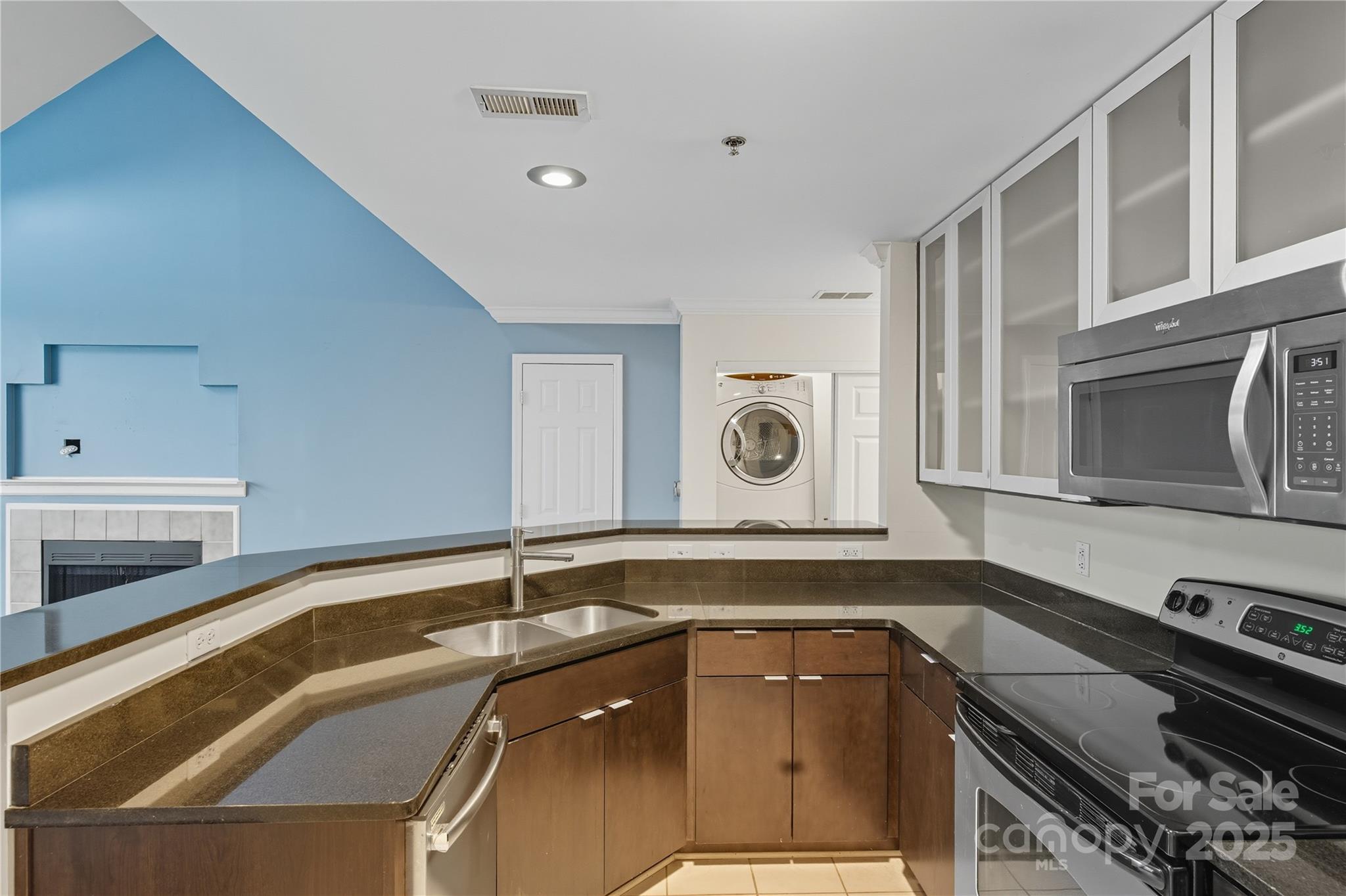 509 North Graham Street, Unit 3J Charlotte, NC 28202 - Photo 10 of 32 a kitchen with a stove and a microwave