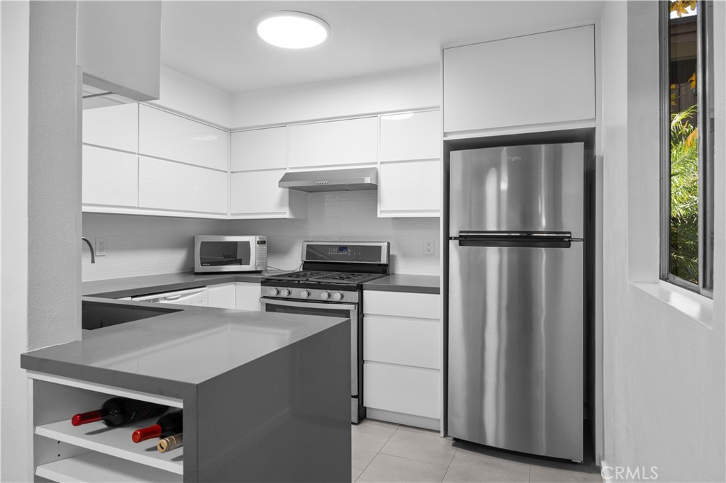 14960 Victory Boulevard, Unit 102 Van Nuys, CA 91411 - Photo 9 of 26 Kitchen