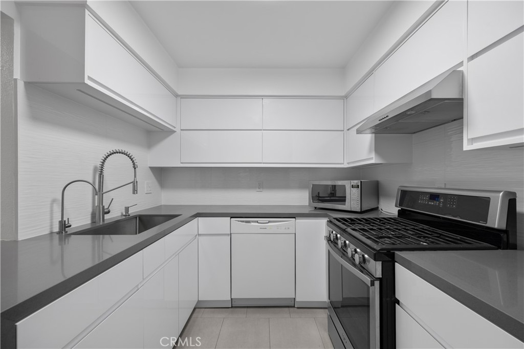 14960 Victory Boulevard, Unit 102 Van Nuys, CA 91411 - Photo 10 of 26 Kitchen