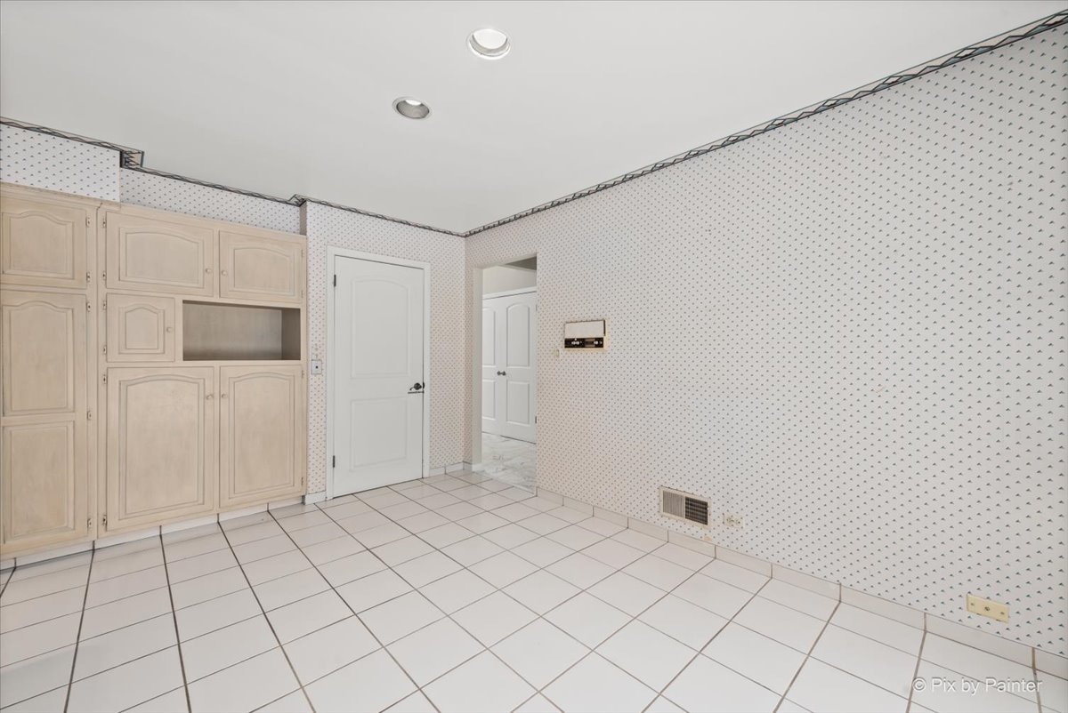 274 Timber View Drive Oak Brook, IL 60523 - Photo 15 of 68 a view of an empty room