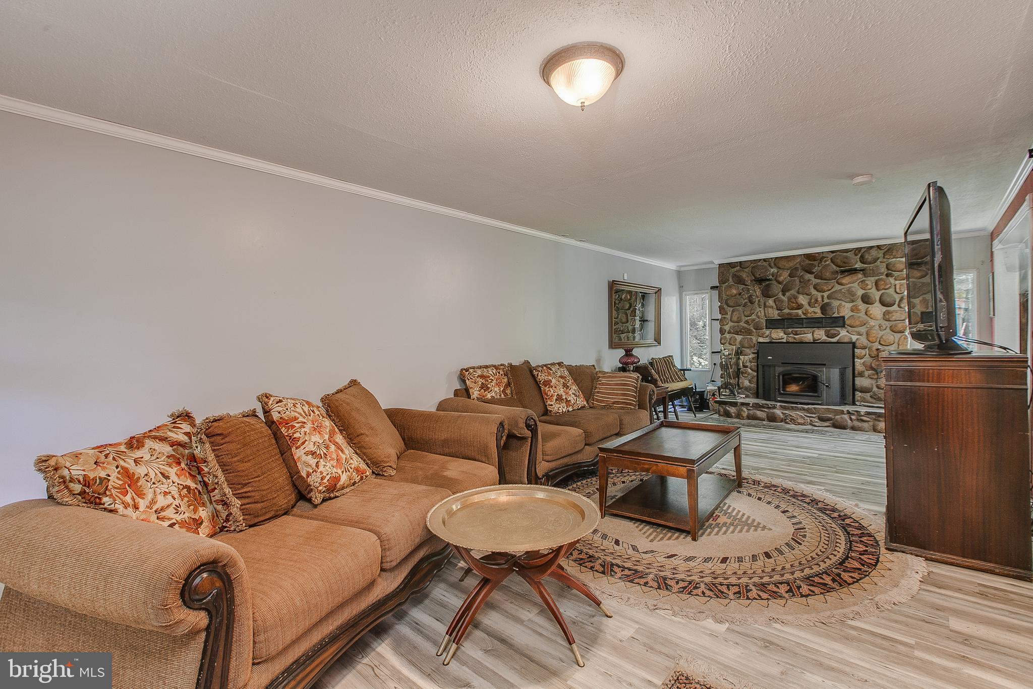 4292 River Road Berkeley Springs, WV 25411 - Photo 6 of 39 Main Level Living Room Pic 2