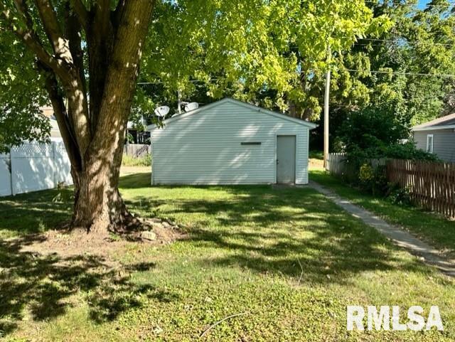 822 6th Avenue South Clinton, IA 52732 - Photo 3 of 16