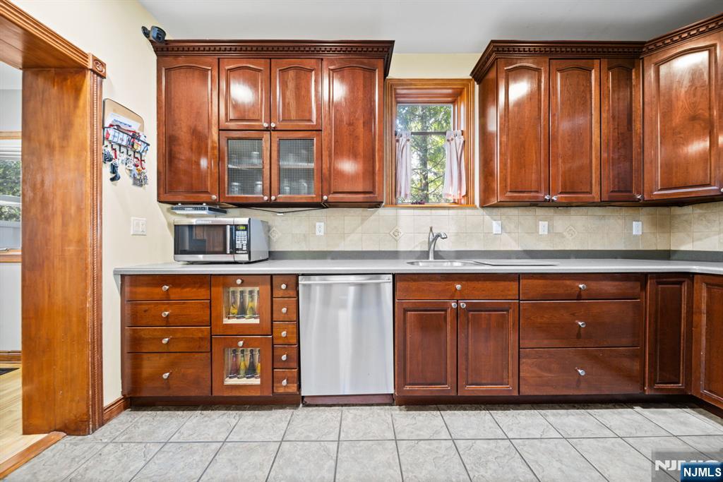 191 Tenafly Road Tenafly, NJ 07670 - Photo 7 of 44