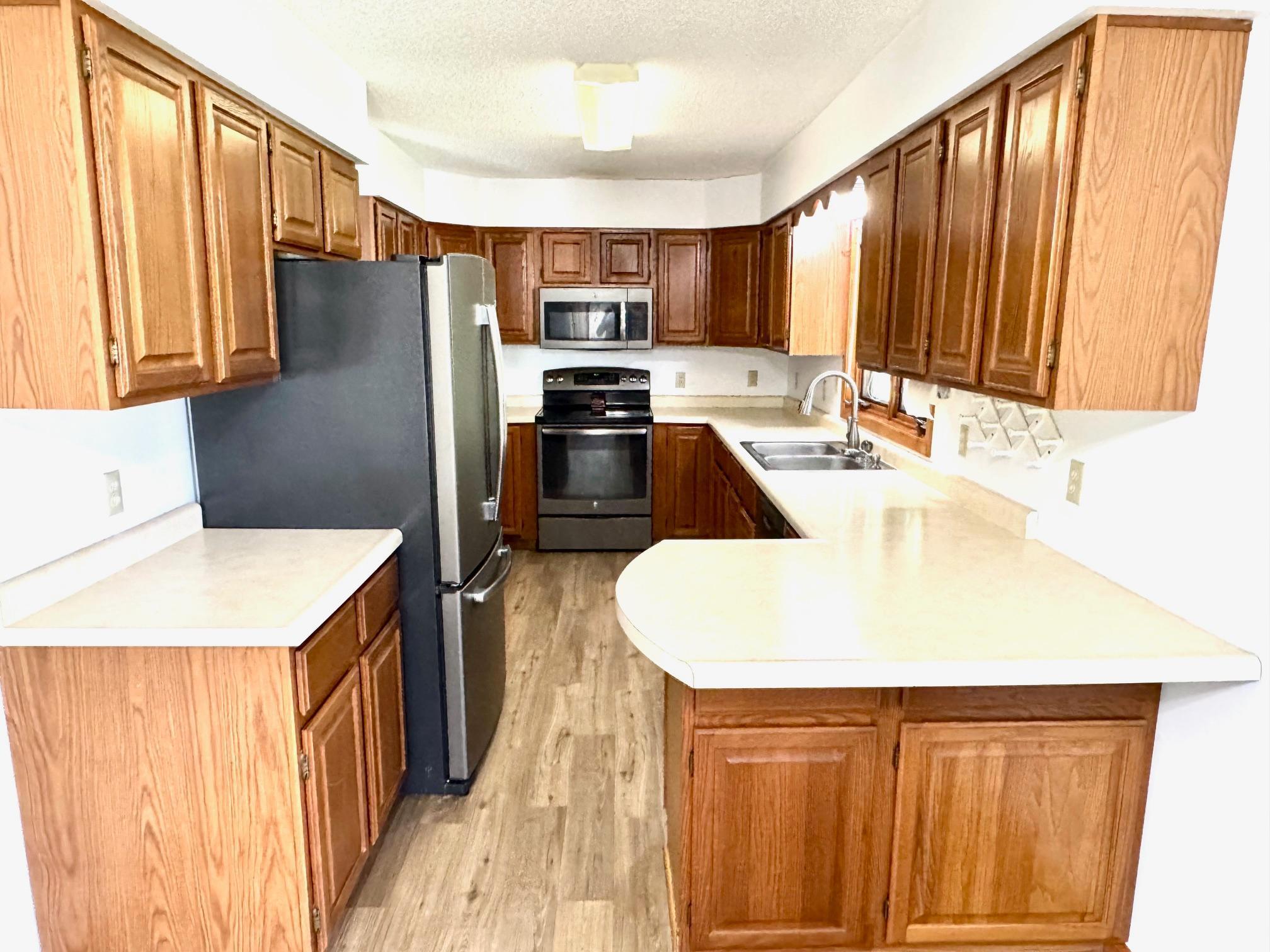 302 5th Street Southeast Roseau, MN 56751 - Photo 4 of 17