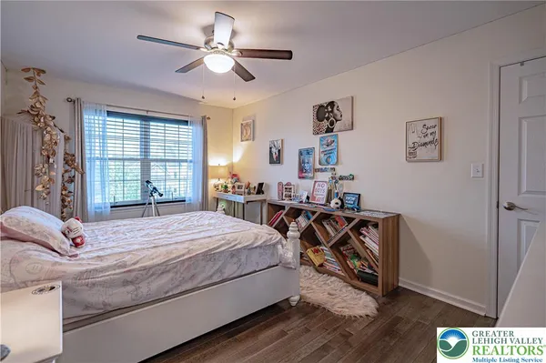 a very nice looking room with a book shelf