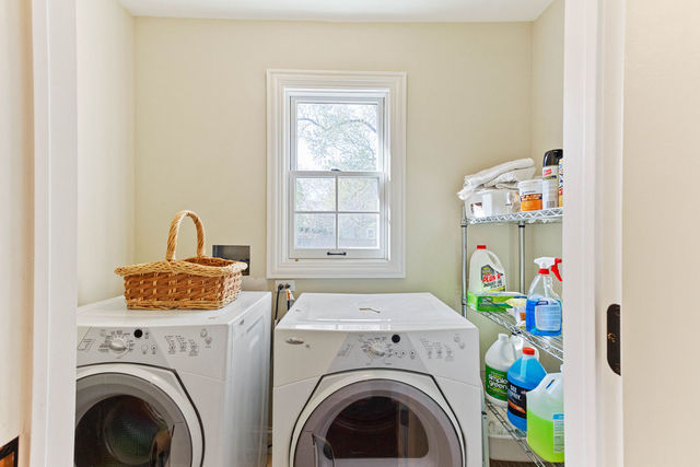 1005 Mohawk Road Wilmette, IL 60091 - Photo 22 of 42 a utility room with dryer and washer