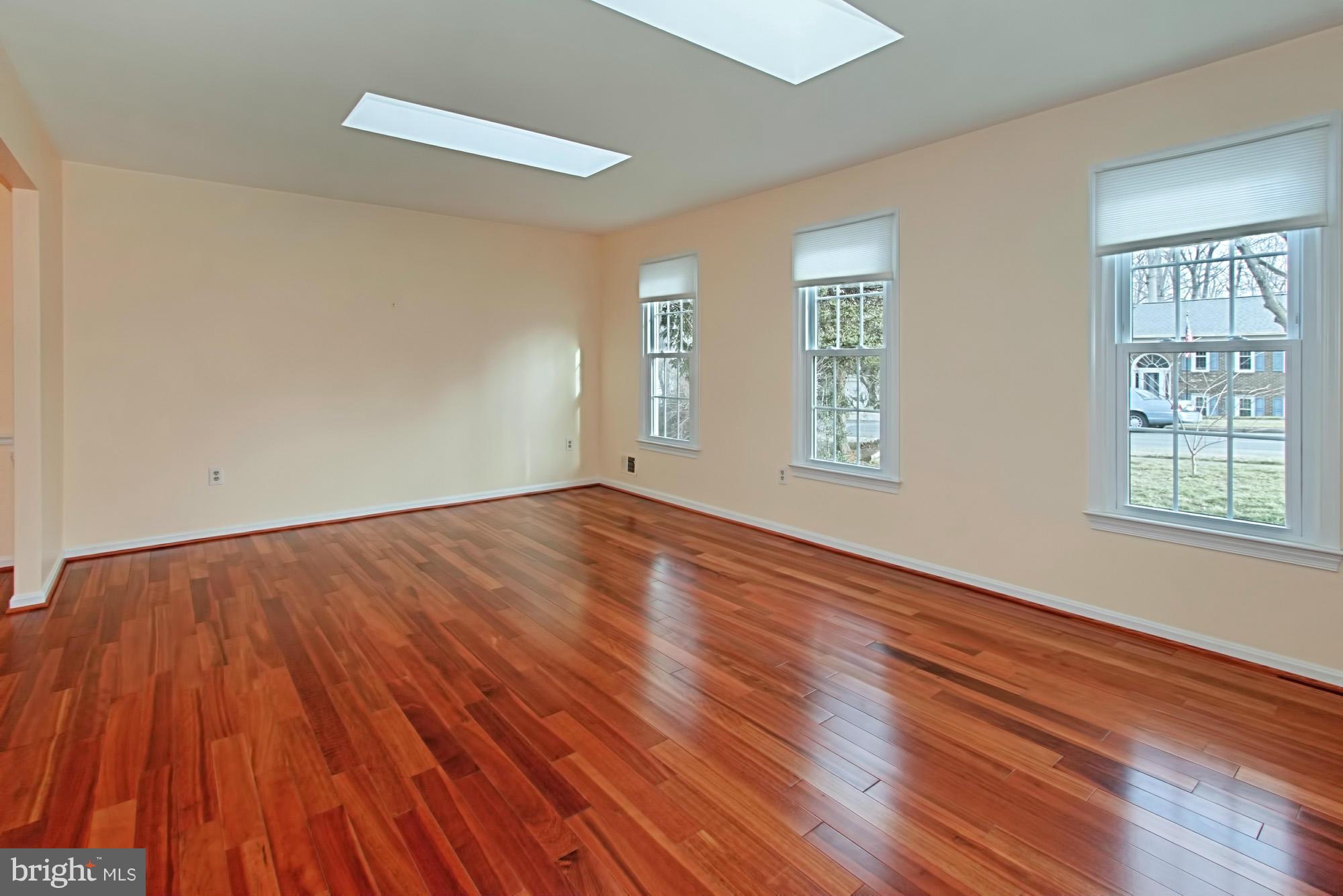 7784 Turlock Road Springfield, VA 22153 - Photo 5 of 30 Living Room