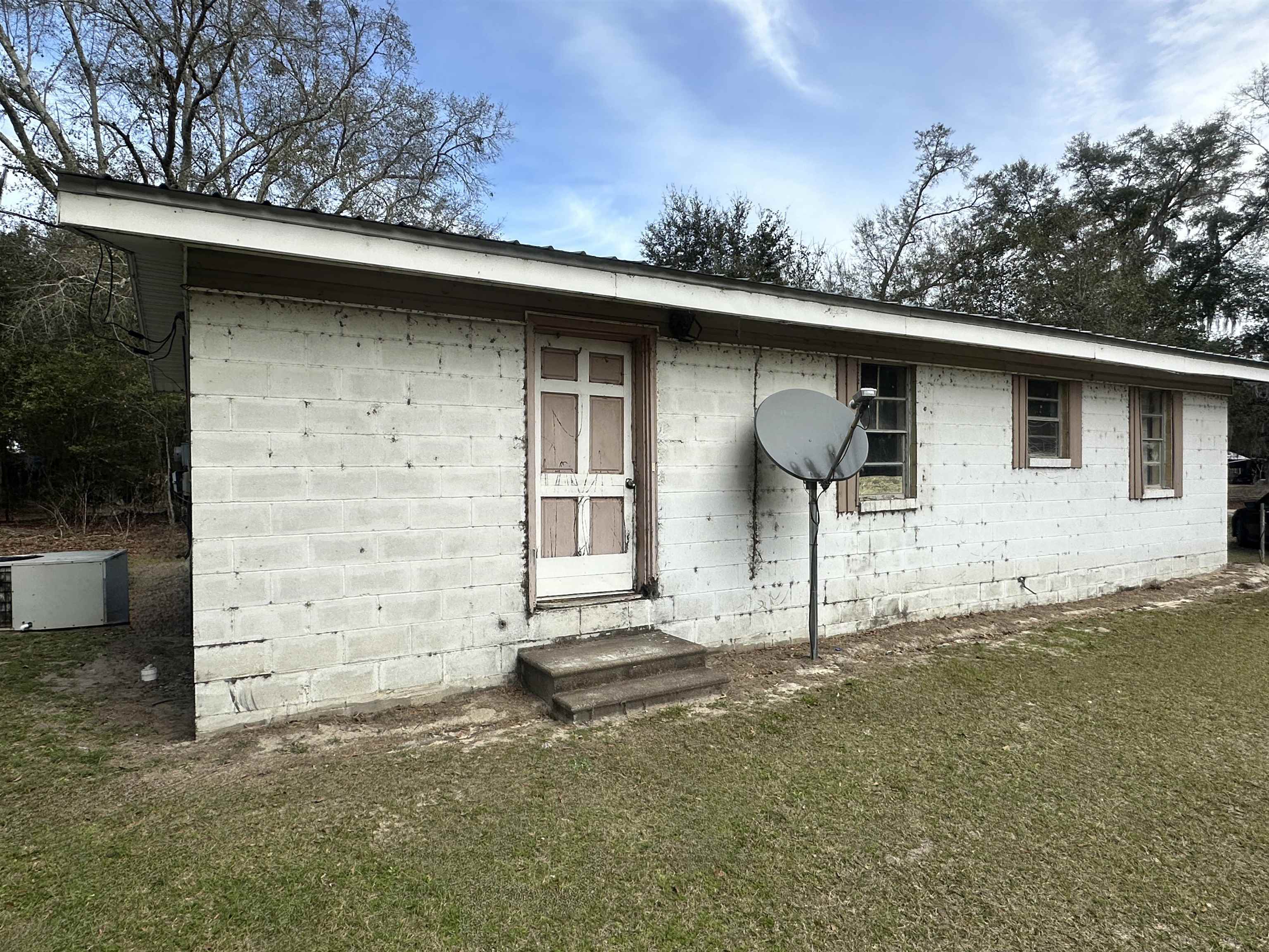 5690 Sunlight Road Malone, FL 32445 - Photo 2 of 20