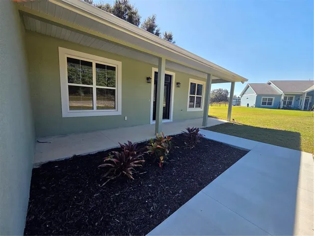 a view of entryway with a rug