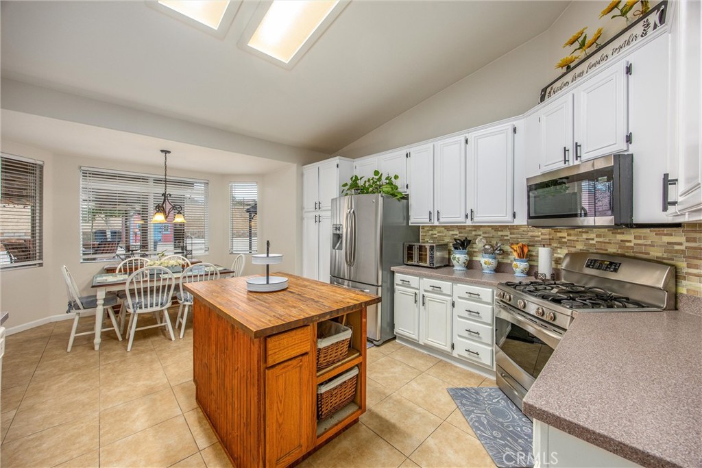13997 Riverside Drive Apple Valley, CA 92307 - Photo 8 of 55