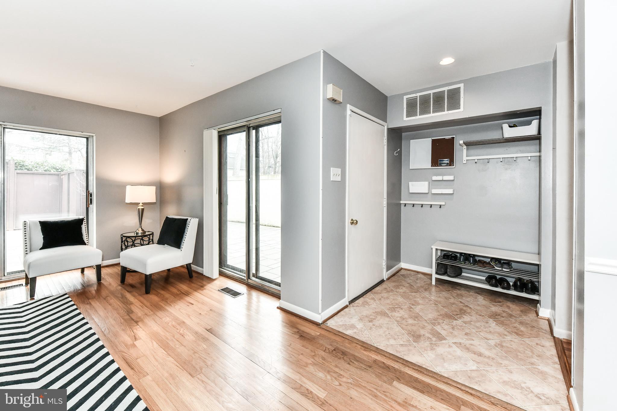 1571 Inlet Court Reston, VA 20190 - Photo 4 of 53 Entryway