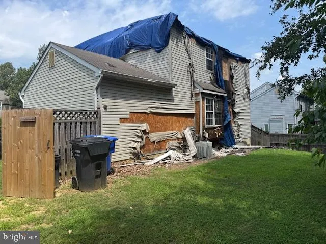 a view of a house with backyard