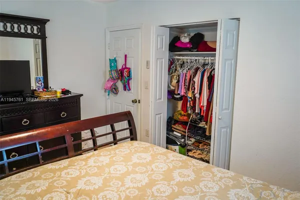 a bed room with a bed and a closet