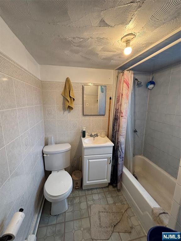 564 River Street Paterson, NJ 07524 - Photo 13 of 23 a bathroom with a toilet a sink and bathtub