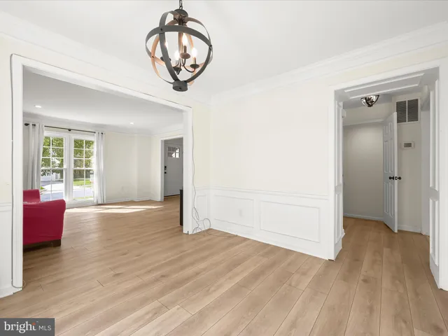 a view of livingroom with furniture