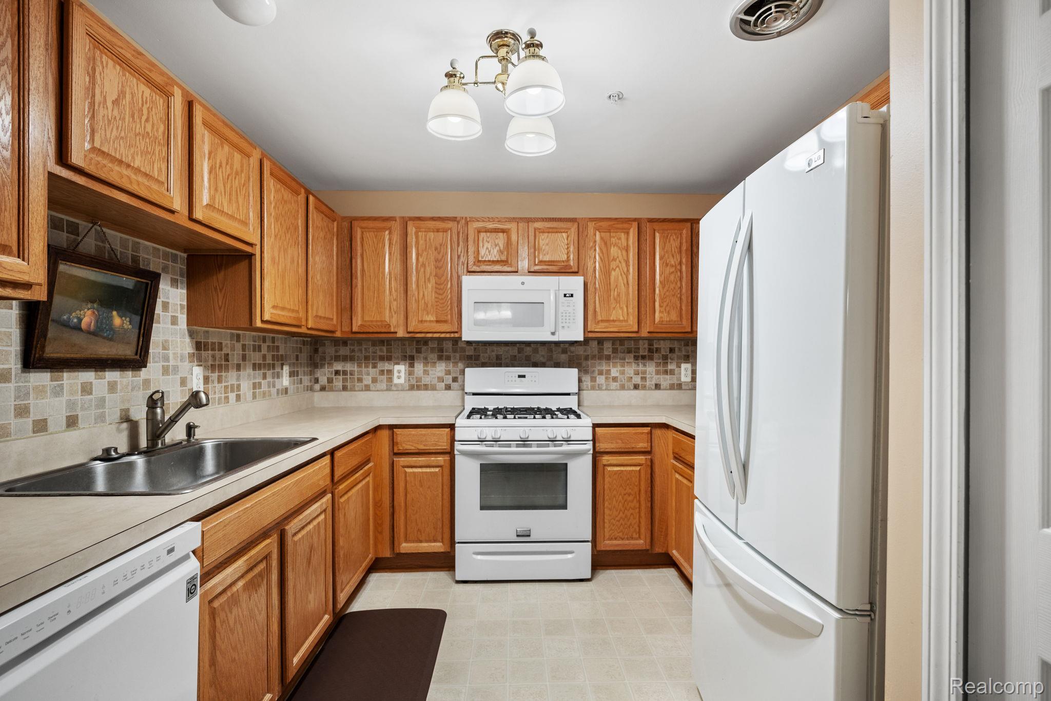 16966 Farmington Road Livonia, MI 48154 - Photo 13 of 35 12-web-or-mls-DSC03756.JPG