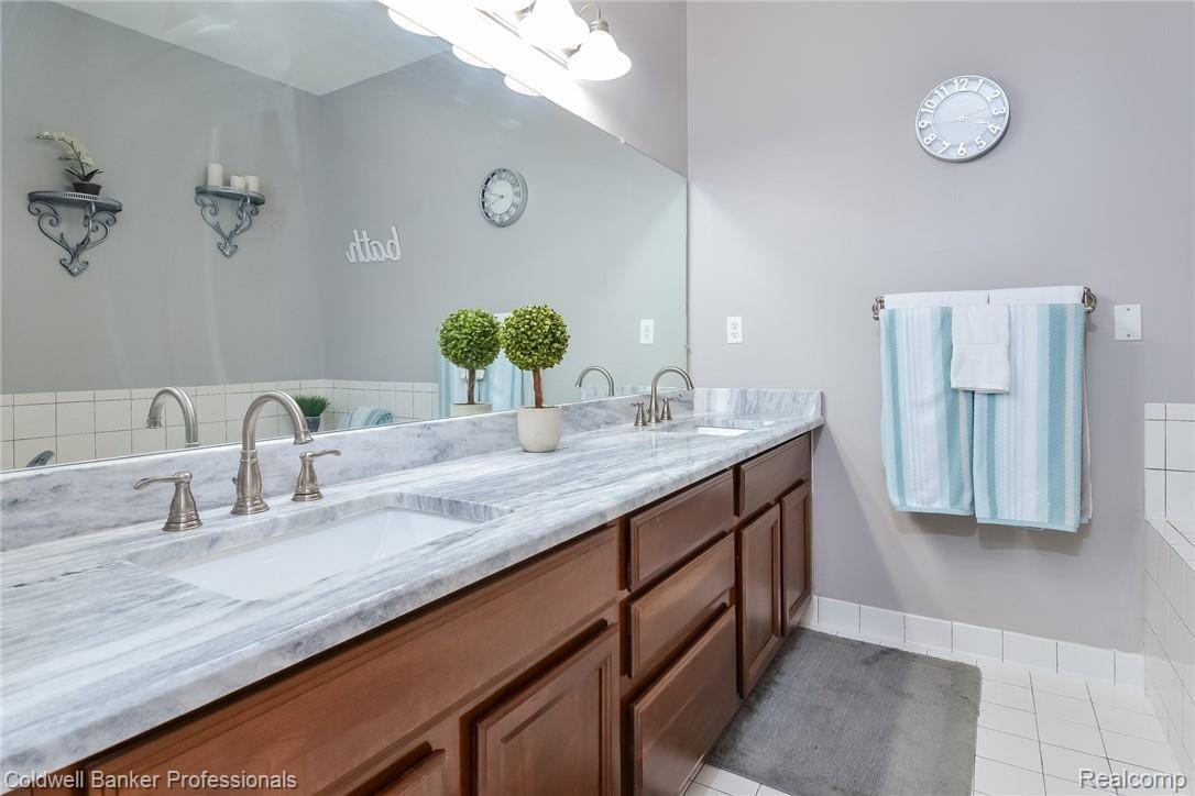 742 East Bluff Court Rochester, MI 48306 - Photo 25 of 60 024-photo-master-bathroom-6656003.jpg