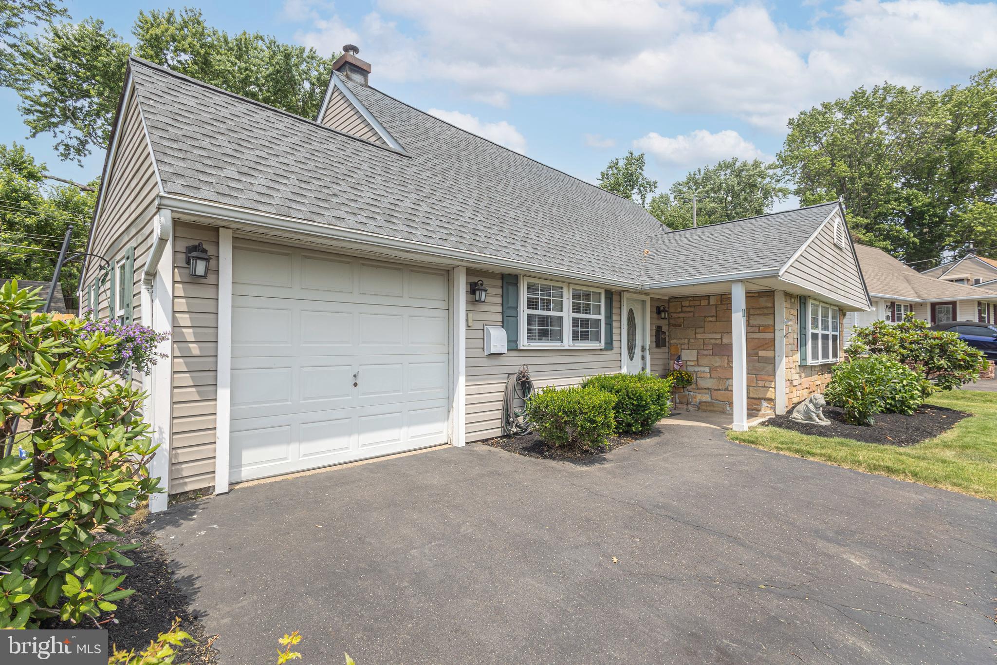 11 High Road Levittown, PA 19056 - Photo 2 of 40