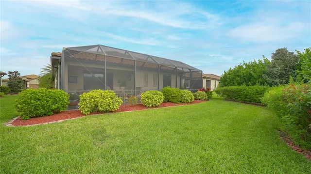 a view of a back yard