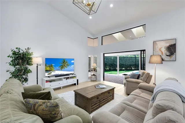 $2,700,000 | 806 Knoll Wood Court, Naples, FL 34108