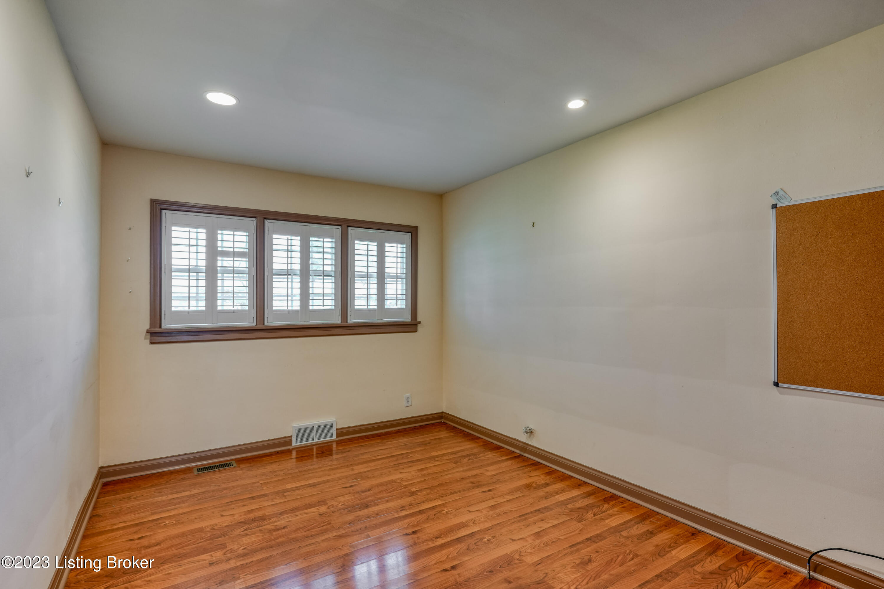 218 Bramton Road Louisville, KY 40207 - Photo 21 of 50 036 - 20230412 04607