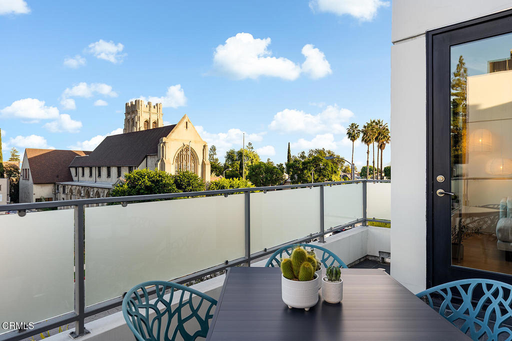 399 East Del Mar Boulevard, Unit 308 Pasadena, CA 91101 - Photo 12 of 32 a terrace with dining table and chairs